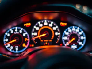 Kontrolka check engine zapala się i gaśnie: co to oznacza?